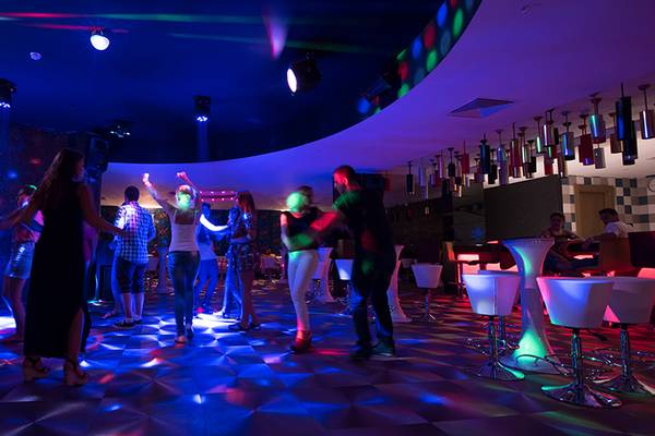 Disco mit bunter Beleuchtung im Asia Beach Resort & Spa