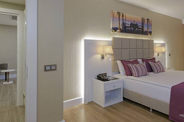Hotelzimmer im Asia Beach Resort & Spa mit Bett, Nachttischen und Dekor