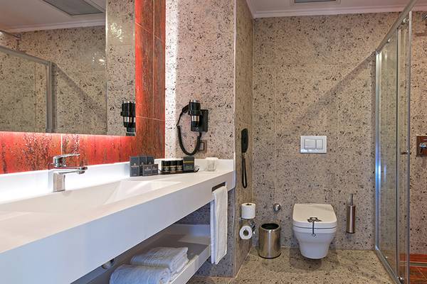Badezimmer im Asia Beach Resort & Spa mit doppel Waschbecken, Toilette und Dusche