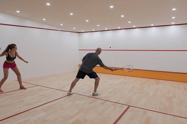 Squash spielen im Asia Beach Resort & Spa, zwei Personen auf dem Spielfeld