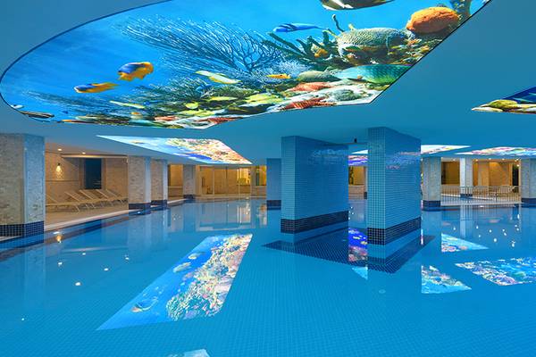 Schwimmbecken im Asia Beach Resort & Spa mit bunten Meeresdekorationen an der Decke.