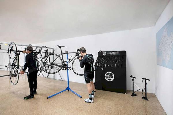 Im Alua Leo Hotel befindet sich eine Fahrradwerkstatt mit Werkzeug und Fahrrädern.