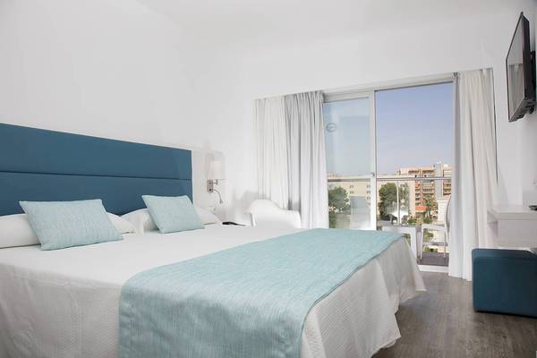 Schlafzimmer im Alua Leo Hotel mit Blick auf die Stadt