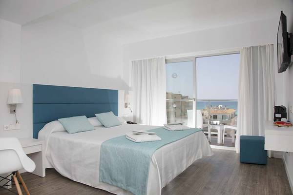 Schlafzimmer im Alua Leo Hotel mit Blick auf das Meer.