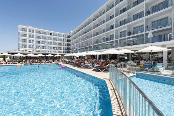 Außenbereich des Alua Leo Hotels mit Swimmingpool, Sonnenliegen und Sonnenschirmen.
