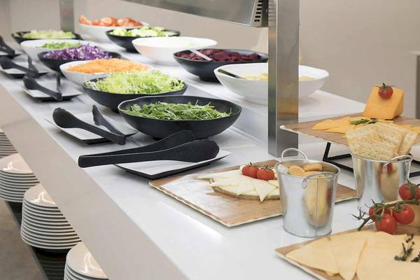 Buffet-Tisch im Alua Leo Hotel mit verschiedenen Salaten, Käse und Crackern.