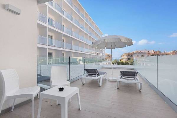 Balkon im Alua Leo Hotel mit Sonnenschirm und Liegen