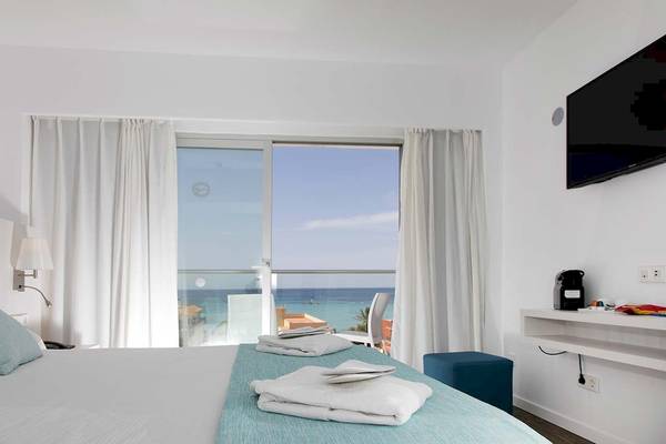 Zimmer im Alua Leo Hotel mit Blick auf das Meer und einer Terrasse.