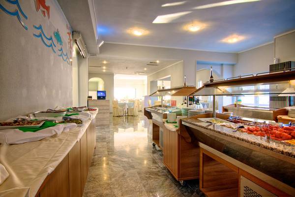 Buffetbereich im Solimar Dias Hotel mit vielen Gerichten und heller Beleuchtung.