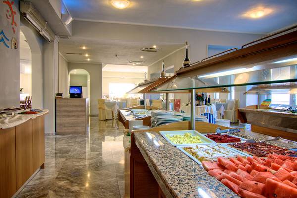 Frühstücksbuffet im Solimar Dias Hotel mit verschiedenen Speisen und Getränken.