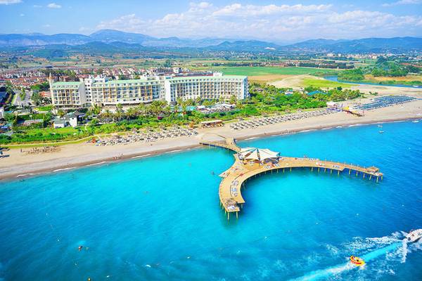 Luftaufnahme des Selectum Family Comfort Side Hotels mit Blick auf den Strand und das Meer.