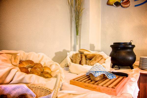 Frühstücksbuffet im Solimar Dias Hotel mit Brotkörben und Brötchen.
