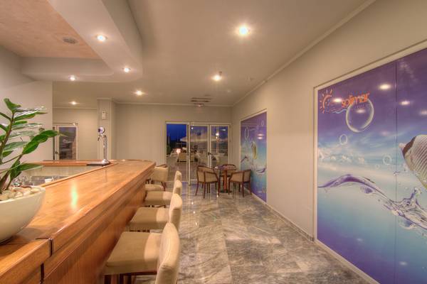 Innenbereich des Solimar Dias Hotels mit Bar, Stühlen und Tisch.