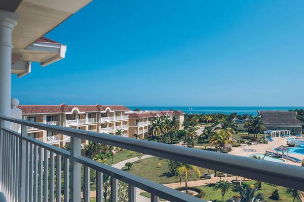 Aussicht von der Terrasse des Iberostar Laguna Azul Resorts auf das Meer und die Anlage.