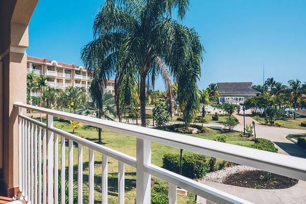 Aussicht vom Balkon des Iberostar Laguna Azul Hotels auf die umliegende Landschaft und Gebäude.