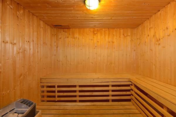 Innenansicht der Sauna im Iberostar Laguna Azul Hotel, mit Holzwänden und Bänken.