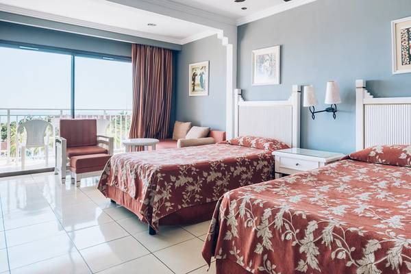 Doppelzimmer im Iberostar Laguna Azul Hotel mit zwei Betten, Aussichtsfenster und Balkon.