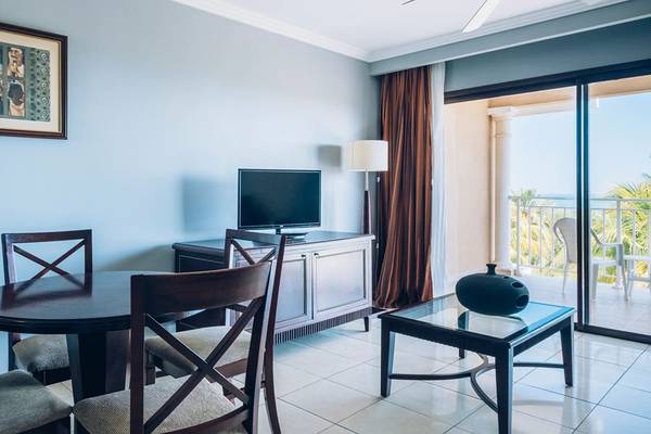Hotelsuite-Wohnzimmer mit Balkon und Fernseher