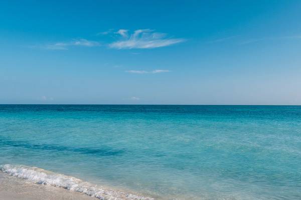 Strand des Iberostar Laguna Azul Hotels mit klarem Wasser und blauem Himmel