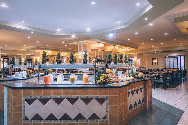 Buffet-Tisch im Iberostar Laguna Azul Hotel mit verschiedenen Früchten und Getränken.
