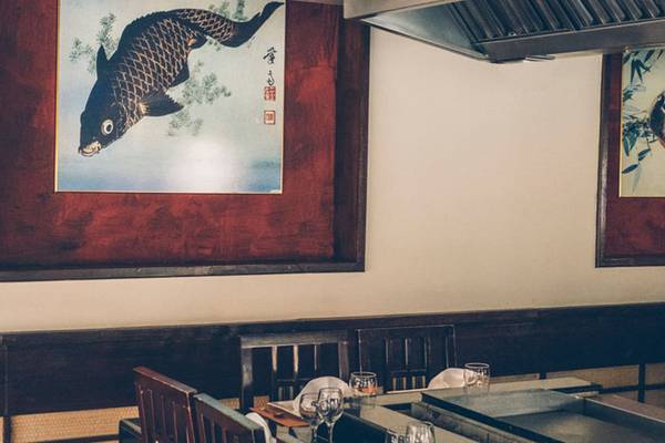 Speisesaal im Iberostar Laguna Azul Hotel mit asiatischen Gemälden an der Wand.
