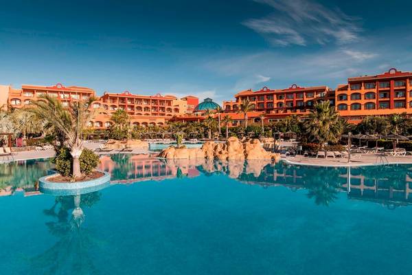 Pool im Sheraton Fuerteventura Beach, Golf & Spa Resort mit Blick auf das Hotel