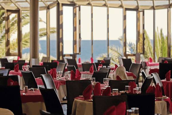 Restaurant im Don Gregory by Dunas Hotel mit Blick auf das Meer.