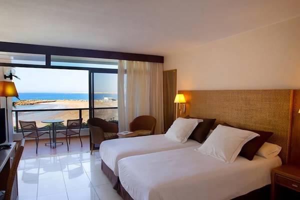 Zimmer im Don Gregory by Dunas Hotel mit Meerblick und Balkon.