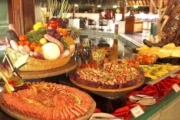 Buffet im Hotel Adaaran Club Rannalhi mit verschiedenen Gerichten und Salaten.