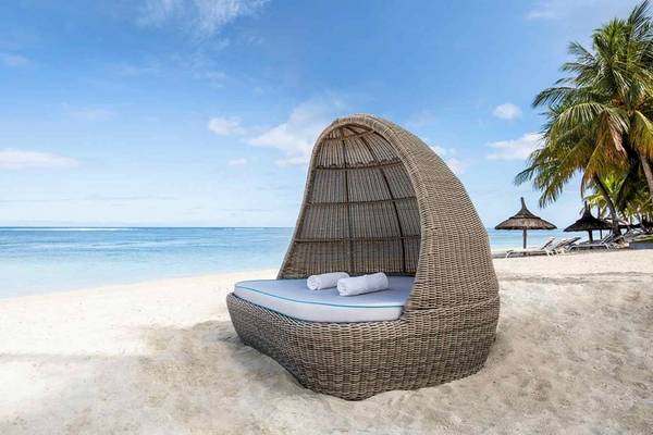 Strandkorbbett am Strand des Sugar Beach Mauritius mit Blick auf das Meer.