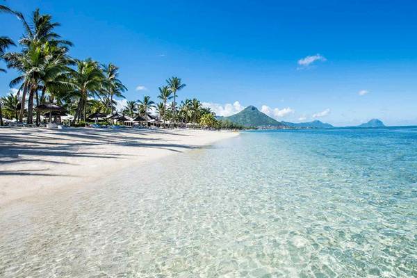 Strand von Sugar Beach Mauritius mit weißen Palmen und kristallklarem Wasser