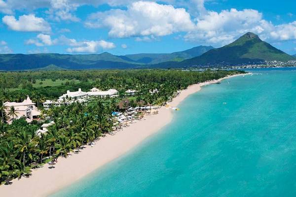 Luftaufnahme des Sugar Beach Mauritius Hotels mit Strand, Palmen und blauem Wasser
