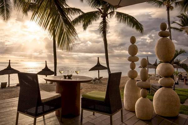 Sonnenuntergang auf der Terrasse des Sugar Beach Mauritius Hotels mit Blick auf den Ozean.