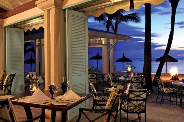 Terrasse des Sugar Beach Mauritius Hotels mit Blick auf den Ozean und einen Grill
