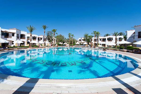 Außenpool des Amphoras Beach Hotels mit weißen Gebäuden und Sonnenschirmen