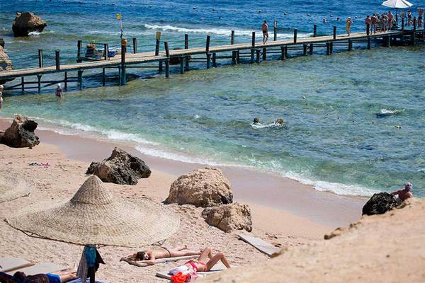 Foto von Amphoras Beach Hotel Strand mit Pier und Sonnendaemmerung