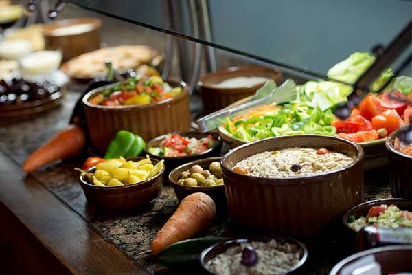 Buffet mit vielen Speisen im Amphoras Beach, einschließlich Salate, Gemüse und Früchte.