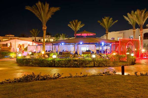 Außenbereich des Amphoras Beach Hotels bei Nacht mit Beleuchtung und Gästen