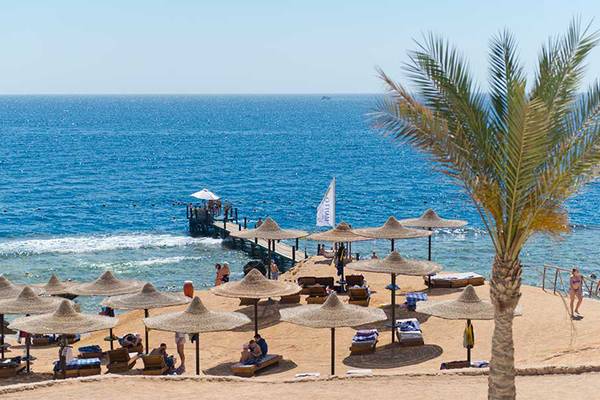 Amphoras Beach Resort: Sonnenschirme und Liegen am Strand neben dem Meer