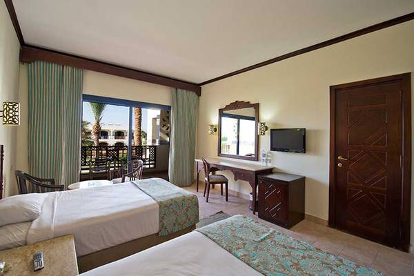 Doppelzimmer im Amphoras Beach Hotel mit zwei Betten, Balkon und Fernseher.