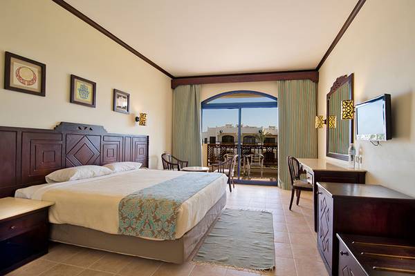 Doppelbettzimmer im Amphoras Beach Hotel mit Balkon und Blick auf Außenterrasse