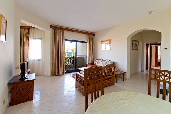 Wohnzimmer im Amphoras Beach Hotel mit Blick auf das Meer.