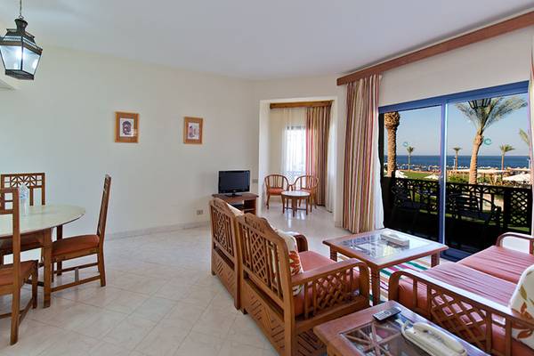 Wohnbereich des Amphoras Beach Hotels mit Blick auf das Meer und die Terrasse.