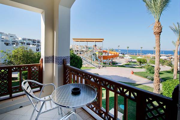 Ausblick vom Balkon des Amphoras Beach Hotels auf eine Wasserrutsche und den Ozean.