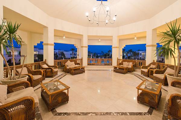 Lobby des Amphoras Beach Hotels mit Möbeln und Pflanzen bei Nacht