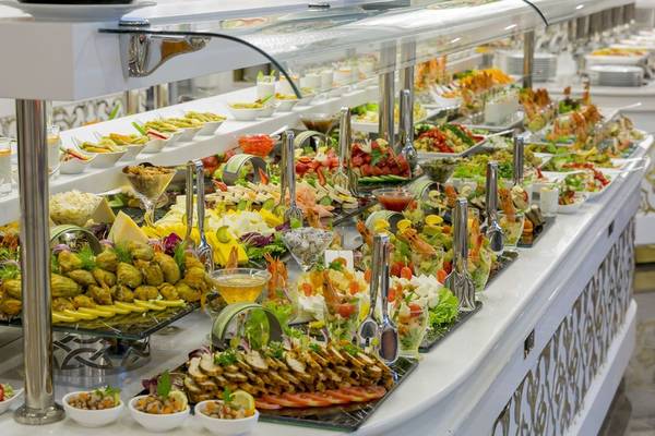 Buffet-Tisch im Side Royal Palace Hotel & Spa mit verschiedenen Speisen.