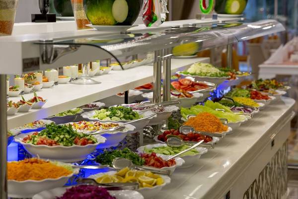Salatbuffet im Side Royal Palace Hotel & Spa mit verschiedenen Salaten, Tomaten und Dressings.