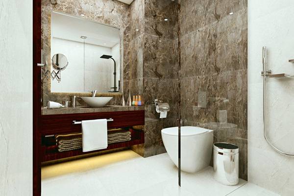 Elegantes Badezimmer im Side Royal Palace Hotel mit Marmorwänden, einer großen Dusche und einem weißen Waschbecken.