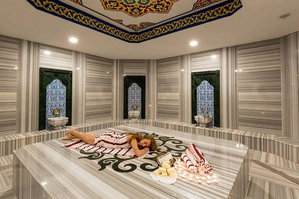 Eine Frau liegt in der Sauna des Side Royal Palace Hotel & Spa.