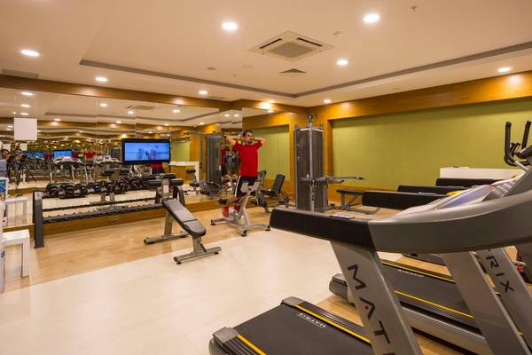 Fitnessstudio im Side Royal Palace Hotel & Spa mit einem Mann, der an einem Laufband trainiert.